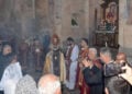 Στιγμιότυπο από την ετήσια Θεία Λειτουργία στον αρμενικό ναό του Τιμίου Σταυρού, στο νησί Ακνταμάρ της λίμνης Βαν, την Κυριακή 6 Σεπτεμβρίου 2026 (φωτ.: Anadolu / Emre Ilıkan)