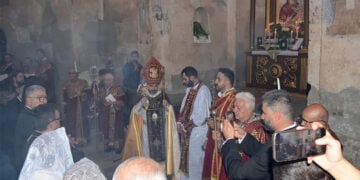 Στιγμιότυπο από την ετήσια Θεία Λειτουργία στον αρμενικό ναό του Τιμίου Σταυρού, στο νησί Ακνταμάρ της λίμνης Βαν, την Κυριακή 6 Σεπτεμβρίου 2026 (φωτ.: Anadolu / Emre Ilıkan)