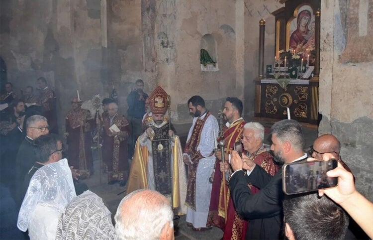 Στιγμιότυπο από την ετήσια Θεία Λειτουργία στον αρμενικό ναό του Τιμίου Σταυρού, στο νησί Ακνταμάρ της λίμνης Βαν, την Κυριακή 6 Σεπτεμβρίου 2026 (φωτ.: Anadolu / Emre Ilıkan)