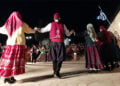 Χορευτές και χορεύτριες με παραδοσιακές φορεσιές στην εκδήλωση «Η Μικρά Ασία μας ενώνει, Πάρος-Κρήτη» (φωτ.: parianostypos.gr)