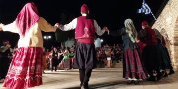 Χορευτές και χορεύτριες με παραδοσιακές φορεσιές στην εκδήλωση «Η Μικρά Ασία μας ενώνει, Πάρος-Κρήτη» (φωτ.: parianostypos.gr)