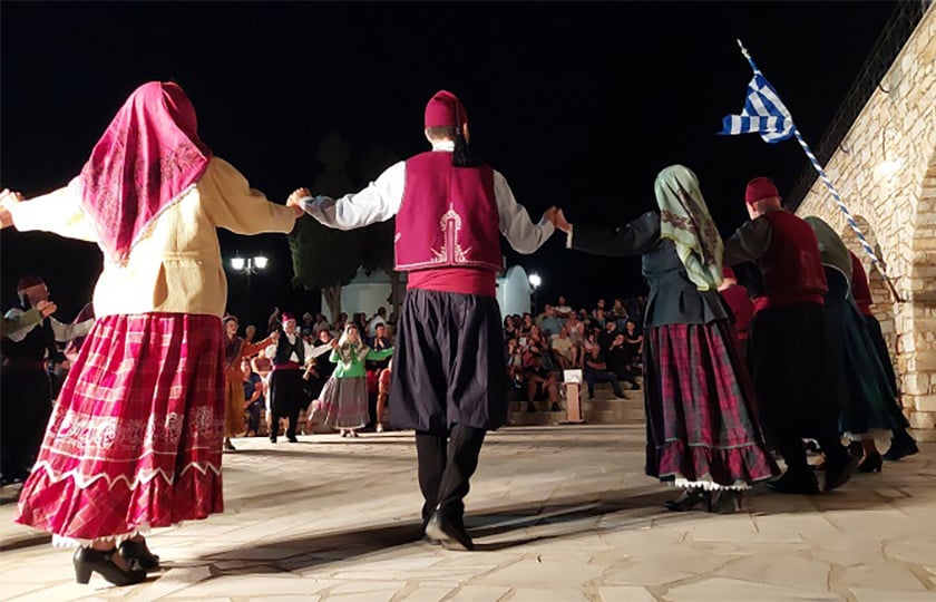 Χορευτές και χορεύτριες με παραδοσιακές φορεσιές στην εκδήλωση «Η Μικρά Ασία μας ενώνει, Πάρος-Κρήτη» (φωτ.: parianostypos.gr)