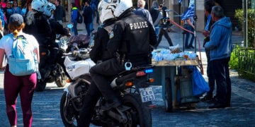 Αστυνομικοί της ομάδας ΔΙΑΣ στον πεζόδρομο της Διονυσίου Αρεοπαγίτου
(φωτ.: EUROKINISSI / Γιώργος Κονταρίνης)