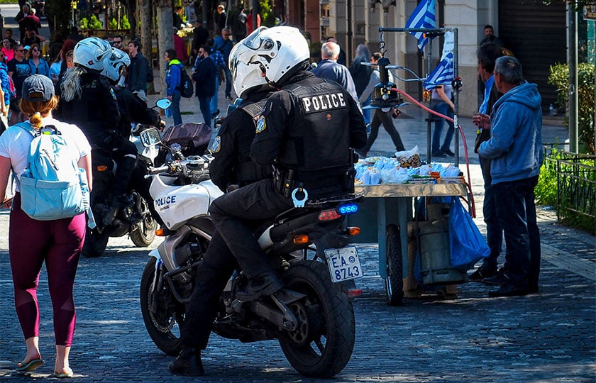 Αστυνομικοί της ομάδας ΔΙΑΣ στον πεζόδρομο της Διονυσίου Αρεοπαγίτου 
(φωτ.: EUROKINISSI / Γιώργος Κονταρίνης)