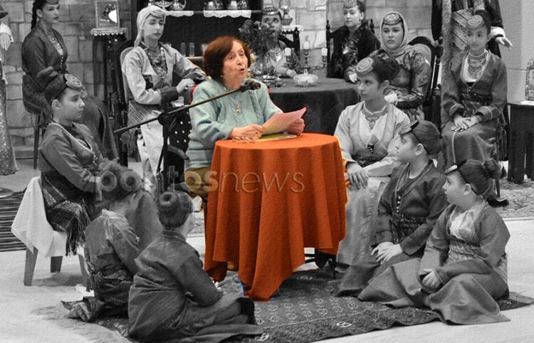 Σε εκδήλωση του «Φάρου» Αγίας Βαρβάρας (2024) η Έλσα Γαλανίδου-Μπαλφούσια έκανε αυτό που αγαπούσε περισσότερο: αφηγούνταν ιστορίες του Πόντου (φωτ.: facebook / Σύλλογος Ποντίων Αγίας Βαρβάρας «Ο Φάρος». Εικ.: Χρστίνα Κωνσταντάκη)