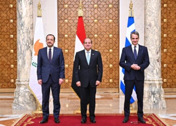 Νίκος Χριστοδουλίδης, Αμπντέλ Φατάχ αλ Σίσι και Κυριάκος Μητσοτάκης στην τριμερή Κύπρου-Αιγύπτου-Ελλάδας κατά τη 10η τριμερή σύνοδο στο Κάιρο, τον Ιανουάριο του 2025 (φωτ.: Προεδρία της Αιγύπτου)