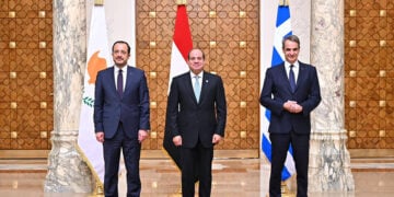 Νίκος Χριστοδουλίδης, Αμπντέλ Φατάχ αλ Σίσι και Κυριάκος Μητσοτάκης στην τριμερή Κύπρου-Αιγύπτου-Ελλάδας κατά τη 10η τριμερή σύνοδο στο Κάιρο, τον Ιανουάριο του 2025 (φωτ.: Προεδρία της Αιγύπτου)