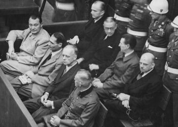 Κατηγορούμενοι στο εδώλιο της Δίκης της Νυρεμβέργης, το 1945–1946. Στην πρώτη σειρά, από αριστερά, ο Χέρμαν Γκέρινγκ, ο Ρούντολφ Ες, ο Γιόαχιμ φον Ρίμπεντροπ και ο Βίλχελμ Κάιτελ (φωτ.: NARA / U.S. Army)