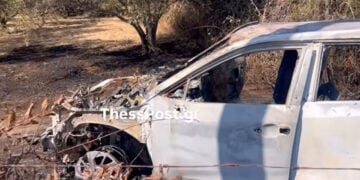 Το καμένο όχημα που εντοπίστηκε στα Βρασνά Θεσσαλονίκης και εξετάζεται αν συνδέεται με την απόδραση κρατουμένου από το Νοσοκομείο Σερρών (φωτ.: ThessPost)
