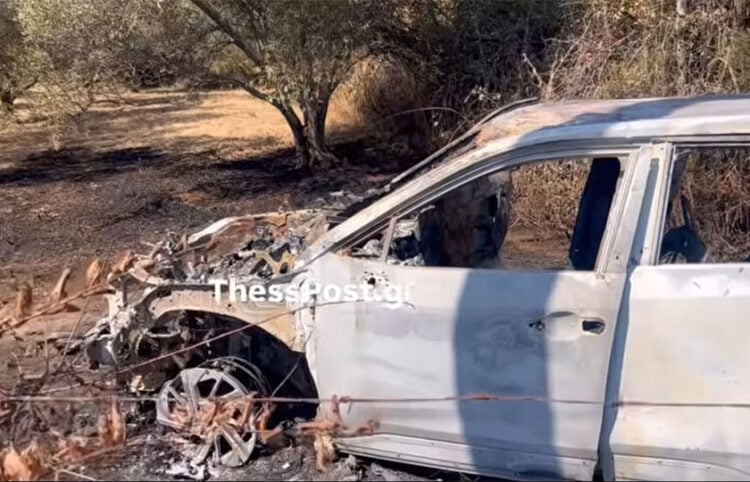 Το καμένο όχημα που εντοπίστηκε στα Βρασνά Θεσσαλονίκης και εξετάζεται αν συνδέεται με την απόδραση κρατουμένου από το Νοσοκομείο Σερρών (φωτ.: ThessPost)