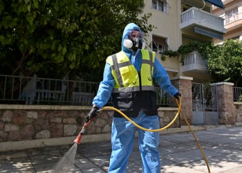 Ψεκασμοί κατά των κουνουπιών για την καταπολέμηση του ιού του δυτικού Νείλου, στο Παλαιό Φάληρο (φωτ.: EUROKINISSI / Μιχάλης Παπανικολάου)