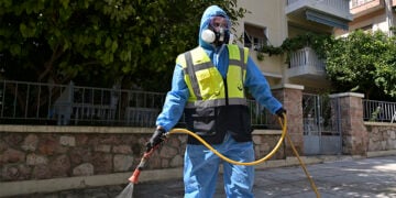 Ψεκασμοί κατά των κουνουπιών για την καταπολέμηση του ιού του δυτικού Νείλου, στο Παλαιό Φάληρο (φωτ.: EUROKINISSI / Μιχάλης Παπανικολάου)