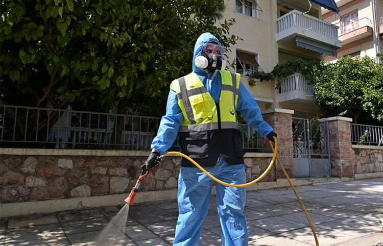 Ψεκασμοί κατά των κουνουπιών για την καταπολέμηση του ιού του δυτικού Νείλου, στο Παλαιό Φάληρο (φωτ.: EUROKINISSI / Μιχάλης Παπανικολάου)