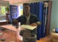 Έλληνας ρίχνει την ψήφο του στην κάλπη που στήθηκε στην πρεσβεία της Ελλάδας στη Λισαβόνα για τις βουλευτικές εκλογές του Ιουνίου 2023 (φωτ.: Υπουργείο Εξωτερικών / Πρεσβεία της Ελλάδας στη Λισαβόνα)