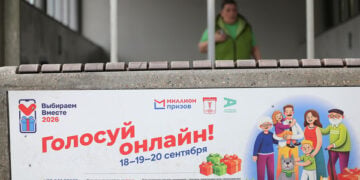Μια γυναίκα περνά δίπλα από προεκλογική πινακίδα στη Μόσχα, στις 31 Αυγούστου 2026. Οι βουλευτικές εκλογές στη Ρωσία θα διεξαχθούν από τις 18 έως τις 20 Σεπτεμβρίου (φωτ.: EPA / Maxim Shipenkov)