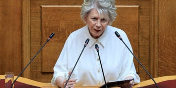 Η Έλενα Ακρίτα κατά την επετειακή συνεδρίαση της Βουλής (φωτ.: EUROKINISSI / Γιώργος Κονταρίνης)