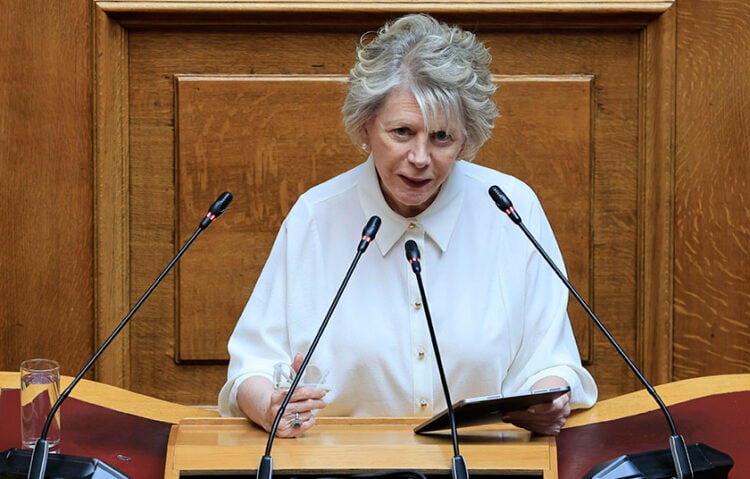 Η Έλενα Ακρίτα κατά την επετειακή συνεδρίαση της Βουλής (φωτ.: EUROKINISSI / Γιώργος Κονταρίνης)