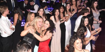 Νέοι και νέες της ομογένειας στον ετήσιο χορό της NUGAS στη Μελβούρνη το 2025 (φωτ.: Neos Kosmos / Con Deves)