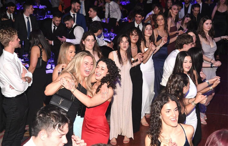 Νέοι και νέες της ομογένειας στον ετήσιο χορό της NUGAS στη Μελβούρνη το 2025 (φωτ.: Neos Kosmos / Con Deves)
