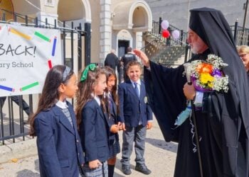 O αρχιεπίσκοπος Αμερικής Ελπιδοφόρος στον Αγιασμό στο Λύκειο του Ελληνικού Σχολείου στον Άγιο Νικόλαο στην Αστόρια (φωτ.: GANP/Dimitrios Panagos)