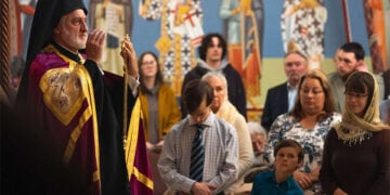 Ο Αρχιεπίσκοπος Αμερικής στο ναό Μεταμορφώσεως του Σωτήρος στο Άνκορατζ, κατά τον Μεγάλο Εσπερινό των Εγκαινίων, μαζί με μέλη της μοναδικής ελληνορθόδοξης ενορίας της Αλάσκας (φωτ.: Orthodox Observer / Loren Holmes)