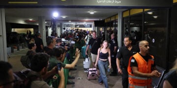 Επιβάτες της πτήσης FZ 1073 στο αεροδρόμιο Μπεν Γκουριόν του Τελ Αβίβ, μετά την περιπέτεια που έζησαν στον αέρα. 30 Σεπτεμβρίου 2026 (φωτ.: EPA / Abir Sultan)