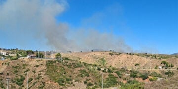 Καπνός από τη φωτιά στη Δροσοπηγή Αφιδνών, Κυριακή 6 Σεπτεμβρίου 2026 (φωτ.: Facebook / Πυρκαγιά Ενημέρωση / Nikos Livanos)