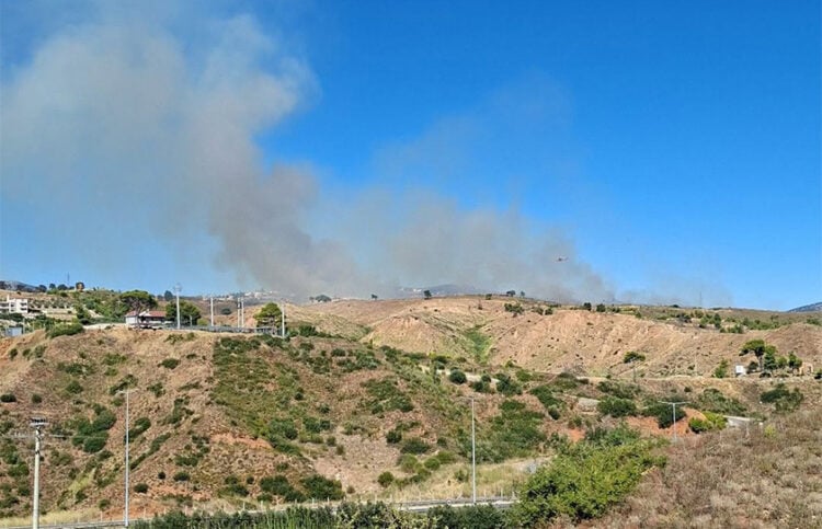 Καπνός από τη φωτιά στη Δροσοπηγή Αφιδνών, Κυριακή 6 Σεπτεμβρίου 2026 (φωτ.: Facebook / Πυρκαγιά Ενημέρωση / Nikos Livanos)