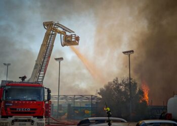Πυρκαγιά σε υπαίθριο χώρο στην περιοχή του Ρέντη, καίγονται σκουπίδια και λάστιχα, ισχυρές δυνάμεις της πυροσβεστικής, Παρασκευή 18 Σεπτεμβρίου 2026  (φωτ.: EUROKINISSI)