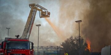 Πυρκαγιά σε υπαίθριο χώρο στην περιοχή του Ρέντη, καίγονται σκουπίδια και λάστιχα, ισχυρές δυνάμεις της πυροσβεστικής, Παρασκευή 18 Σεπτεμβρίου 2026 (φωτ.: EUROKINISSI)
