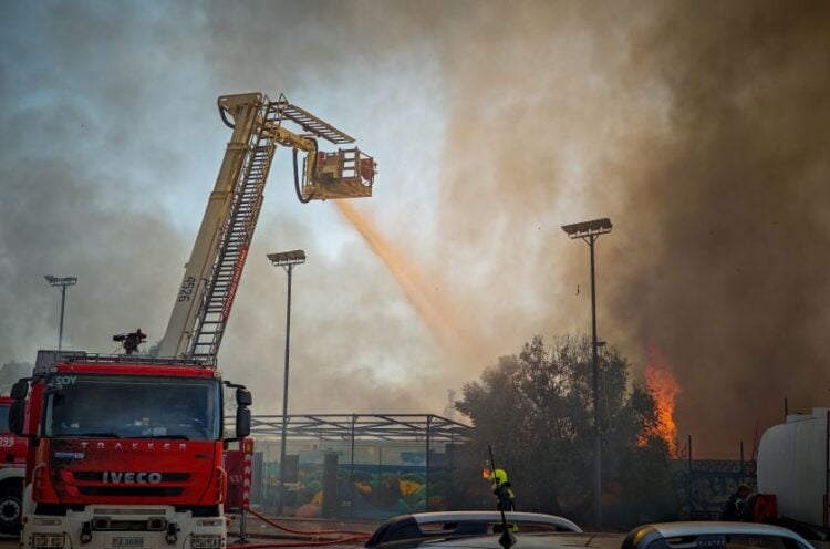 Πυρκαγιά σε υπαίθριο χώρο στην περιοχή του Ρέντη, καίγονται σκουπίδια και λάστιχα, ισχυρές δυνάμεις της πυροσβεστικής, Παρασκευή 18 Σεπτεμβρίου 2026 (φωτ.: EUROKINISSI)