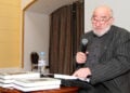 Ο Φώτης Μουρατίδης σε εκδήλωση της ελληνικής ομογένειας στη Ρωσία, με τα βιβλία του μπροστά του (φωτ.: rusgreek.ru)