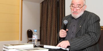 Ο Φώτης Μουρατίδης σε εκδήλωση της ελληνικής ομογένειας στη Ρωσία, με τα βιβλία του μπροστά του (φωτ.: rusgreek.ru)