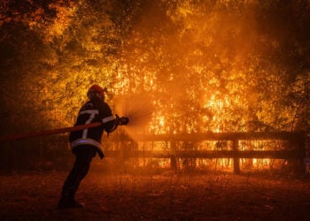 Από τις πρώτες μέρες της μεγάλης φωτιάς (φωτ.: EPA / Damien Rembert)