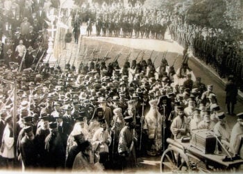Η μεταφορά των οστών του απελευθερωτή Θ. Κολοκοτρώνη στην Τριπολιτσά (φωτ.: facebook / ΓΑΚ – Παράρτημα Αρκαδίας)
