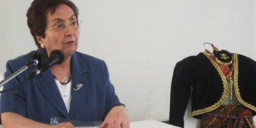 Η Έλσα Γαλανίδου-Μπαλφούσια τον Μάιο του 2012 στη Σύρο, καλεσμένη του τοπικού συλλόγου Ποντίων (φωτ.: Facebook / Rania Pantazidou)