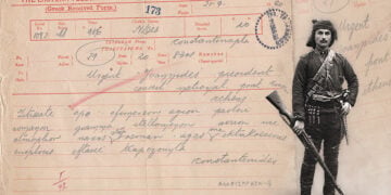Το χειρόγραφο τηλεγράφημα σε έντυπο της Eastern Telegraph Company, με το μήνυμα γραμμένο με μολύβι και λατινικούς χαρακτήρες. Ο ένοπλος είναι ο Τοπάλ Οσμάν (πηγή: Ψηφιομνήμων ΑΠΘ / Εύξεινος Λέσχη Θεσσαλονίκης· εικ.: pontosnews.gr)