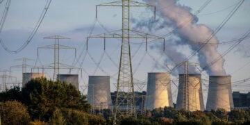 Γραμμές υψηλής τάσης μπροστά από τον λιγνιτικό σταθμό ηλεκτροπαραγωγής Γιένσβαλντε, στο Τούρνοβ-Πράιλακ της Γερμανίας. 1η Σεπτεμβρίου 2026 (φωτ.: EPA / Clemens Bilan)