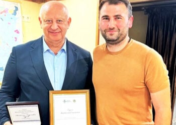 Ο Ανατόλι Γκούροφ και ο Κωνσταντίνος Κεσίδης κατά την απονομή της τιμητικής διάκρισης «Για την προσφορά στον ποντιακό ελληνισμό» (φωτ.: rusgreek.ru)
