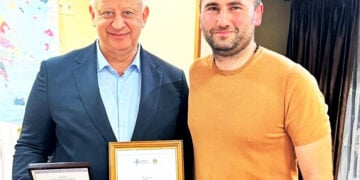 Ο Ανατόλι Γκούροφ και ο Κωνσταντίνος Κεσίδης κατά την απονομή της τιμητικής διάκρισης «Για την προσφορά στον ποντιακό ελληνισμό» (φωτ.: rusgreek.ru)