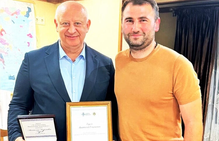 Ο Ανατόλι Γκούροφ και ο Κωνσταντίνος Κεσίδης κατά την απονομή της τιμητικής διάκρισης «Για την προσφορά στον ποντιακό ελληνισμό» (φωτ.: rusgreek.ru)