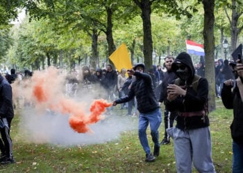 Καπνογόνο κατά των αστυνομικών δυνάμεων, στα επεισόδια που έγιναν στη Χάγη. Σάββατο 19 Σεπτεμβρίου 2026 (πηγή: Χ)