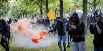 Καπνογόνο κατά των αστυνομικών δυνάμεων, στα επεισόδια που έγιναν στη Χάγη. Σάββατο 19 Σεπτεμβρίου 2026 (πηγή: Χ)