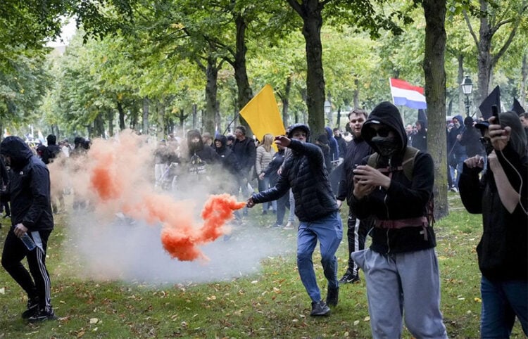 Καπνογόνο κατά των αστυνομικών δυνάμεων, στα επεισόδια που έγιναν στη Χάγη. Σάββατο 19 Σεπτεμβρίου 2026 (πηγή: Χ)