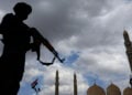 Μαχητής των Χούθι φρουρεί διαδήλωση κατά της Σαουδικής Αραβίας στη Σαναά, ενώ χιλιάδες υποστηρικτές του κινήματος διαμαρτύρονται για τη σαουδαραβική στρατιωτική επέμβαση, εν μέσω κλιμάκωσης των συγκρούσεων κοντά στην Ερυθρά Θάλασσα και το Μπαμπ ελ Μαντέμπ (φωτ.: EPA / Yahya Arhab)