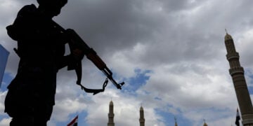 Μαχητής των Χούθι φρουρεί διαδήλωση κατά της Σαουδικής Αραβίας στη Σαναά, ενώ χιλιάδες υποστηρικτές του κινήματος διαμαρτύρονται για τη σαουδαραβική στρατιωτική επέμβαση, εν μέσω κλιμάκωσης των συγκρούσεων κοντά στην Ερυθρά Θάλασσα και το Μπαμπ ελ Μαντέμπ (φωτ.: EPA / Yahya Arhab)