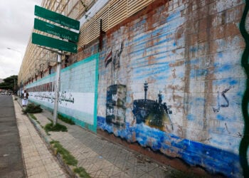 Γκράφιτι στον τοίχο της κλειστής σαουδαραβικής πρεσβείας στη Σαναά απεικονίζει μαχητή των Χούθι να σταματά πλοίο στα ανοιχτά της Υεμένης. 11 Σεπτεμβρίου 2026 (φωτ.: EPA / Yahya Arhab)