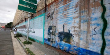 Γκράφιτι στον τοίχο της κλειστής σαουδαραβικής πρεσβείας στη Σαναά απεικονίζει μαχητή των Χούθι να σταματά πλοίο στα ανοιχτά της Υεμένης. 11 Σεπτεμβρίου 2026 (φωτ.: EPA / Yahya Arhab)