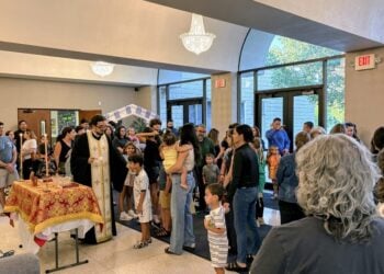 Ο π. Δημήτριος Μπουρίκας τελεί τον αγιασμό παρουσία μαθητών, γονέων και εκπαιδευτικών (φωτ.: Μιχάλης Παβιαδάκης)