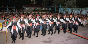 Πλήθος κόσμου συμμετέχει κάθε χρόνο στις πολυήμερες εκδηλώσεις (φωτ. αρχείου: facebook / Ιωνικές Μέρες Μνήμης & Πολιτισμού)
